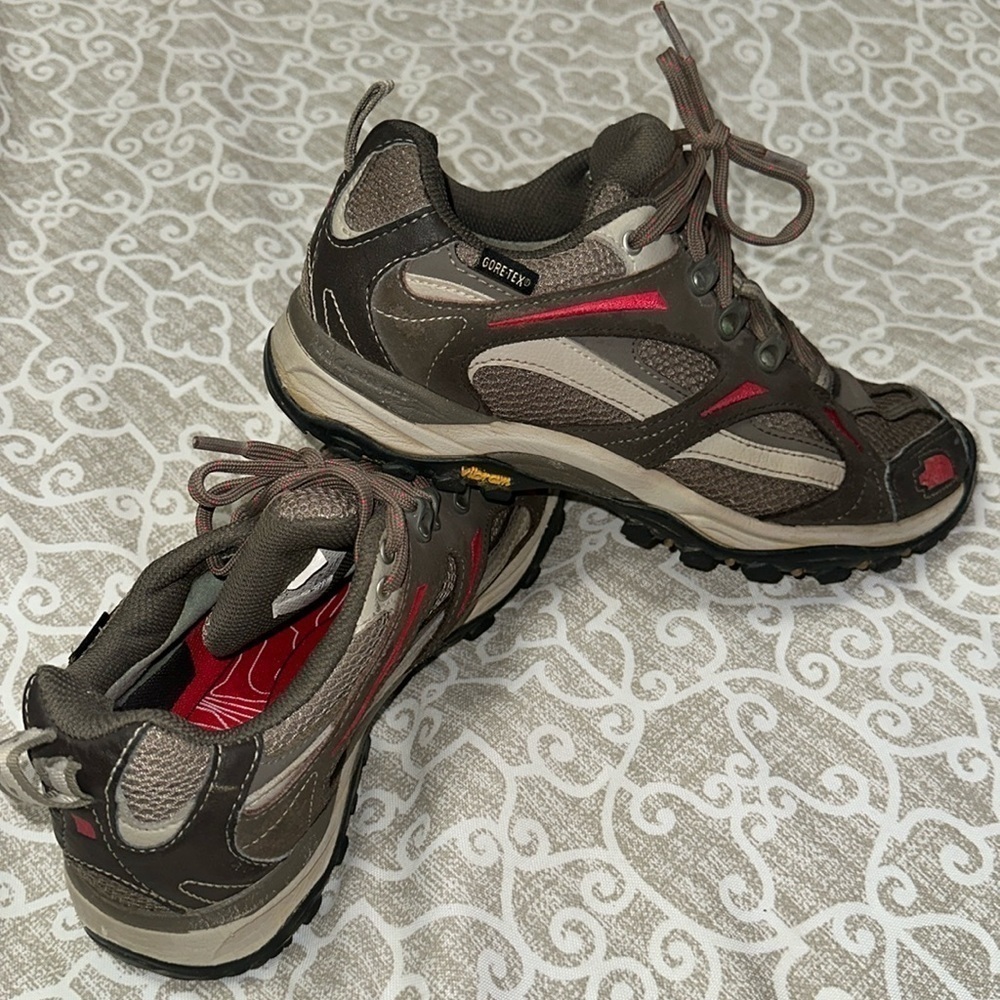 WOMENS sz 7.5 north face shoes gore-tex